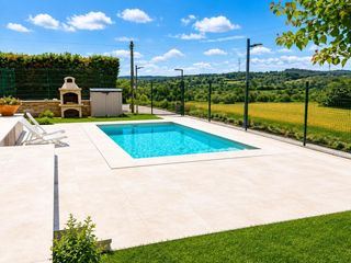 Casa a Bàscara. Casa en venta en bàscara con piscina, jardín y amplia parcela de