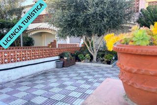 Reihenhaus in Puigmal - Mas Nou. Casa reformada con licencia turistica en empuriabrava
