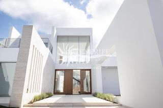 Casa  Avenida de la macaronesia. Villa de lujo en barranco del inglés, costa adeje.