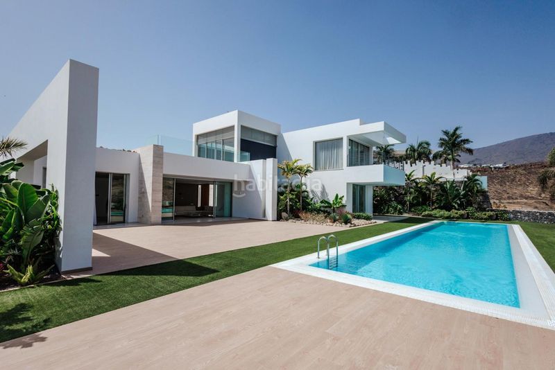 Foto f62db8fd-3d2a-4c3c-9191-f3f546b29543. Casa amb aparcament piscina a La Caleta Adeje