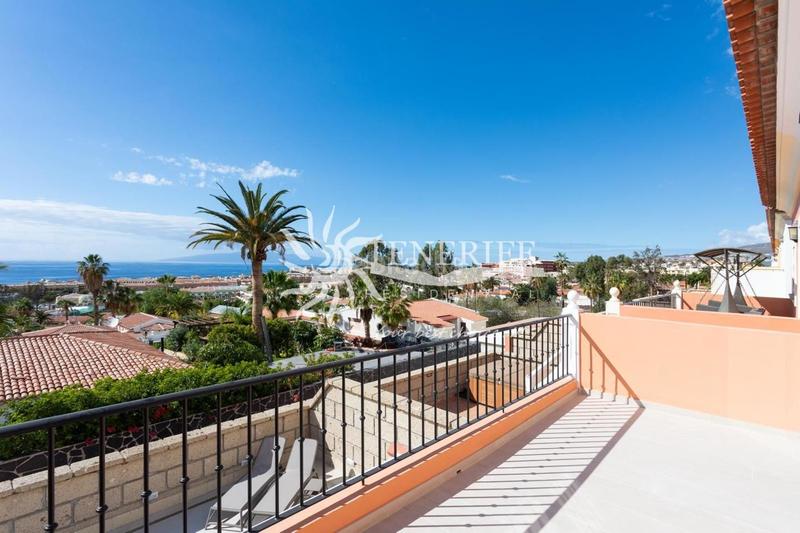 Foto b2ced328-01bc-4814-a306-456c705bd79b. Haus mit parking in Playa Fañabé Alto Adeje