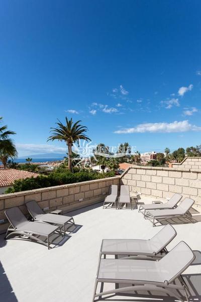 Foto fb563f28-81a3-429c-b9fb-006ea57f7f6c. Haus mit parking in Playa Fañabé Alto Adeje