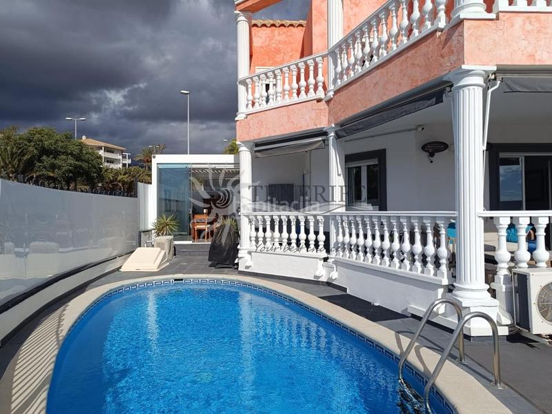 Foto 1f615816-67fb-410f-b288-52576cf55f2d. Casa amb aparcament piscina a Los Cristianos Arona