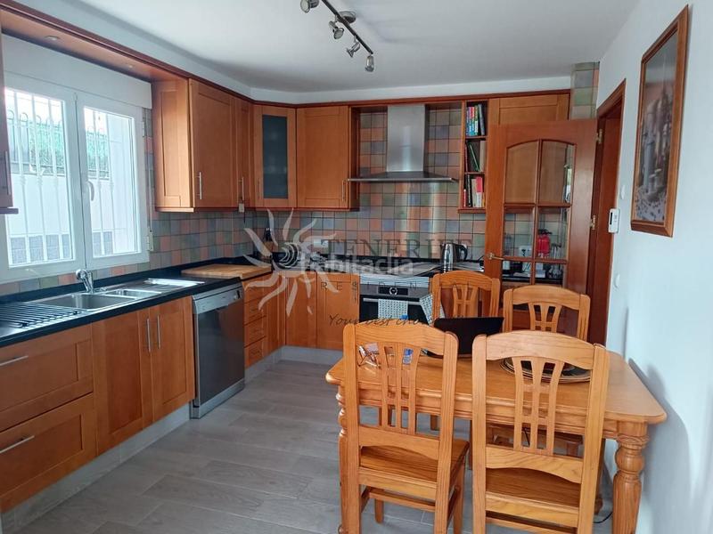 Foto a3766185-3cd9-4f5c-b3f1-9f4f37b5b7e0. Casa amb aparcament piscina a Los Cristianos Arona