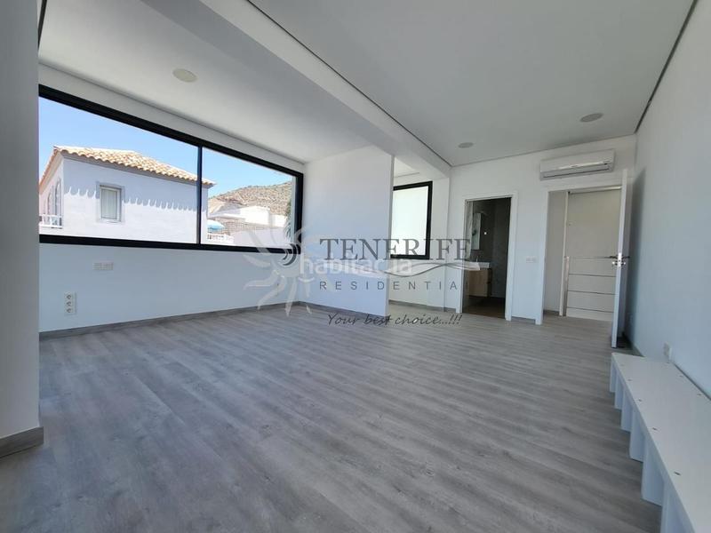 Foto fdb1d14d-0dc6-4c53-92ea-494afc3aab7e. Maison avec parking piscine dans Playa Fañabé Alto Adeje