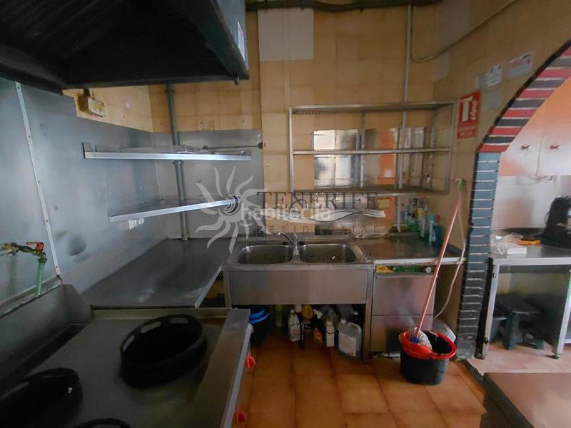 Foto a8e28940-a81a-4e0d-95cc-6e00f25a6cd3. Local comercial  en Los Cristianos. en Arona