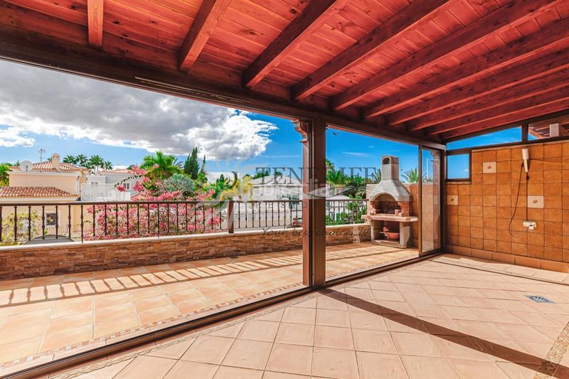 Foto a1de6752-ec12-4165-a2d2-5f915dc1acfa. Casa amb aparcament piscina a Playa del Duque Adeje