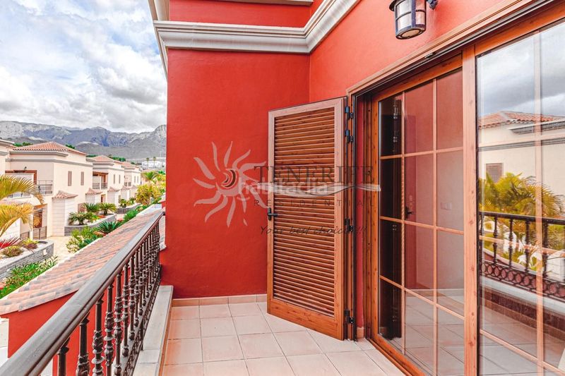 Foto c21d2197-5bd4-4161-abf4-d11c42af88a7. Casa amb aparcament piscina a Playa del Duque Adeje
