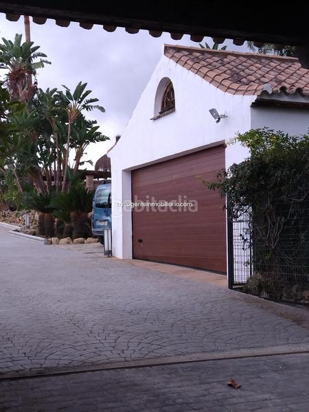 Foto c000b3f4-bdd4-4eaf-ad32-a79ea82a3f2b. Chalet villa en venta , 3 dormitorios. en Las Lomas Estepona