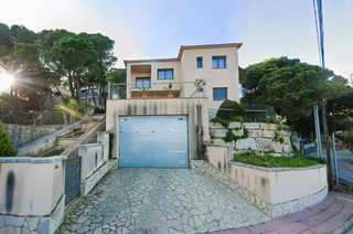 Xalet a De la florada 56. Inversión potencial. vivienda ocupada. chalet en av. florada.