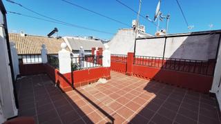 Casa a Sagunto - Edisol. Casa de dos plantas, con 10 m2 de fachada, con azotea y patio, e