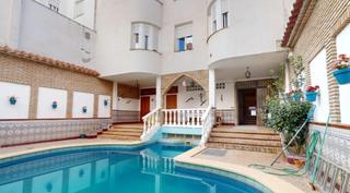 Casa  Calle de julio alarcón. Casa en la viñuela con piscina propia y cochera!!