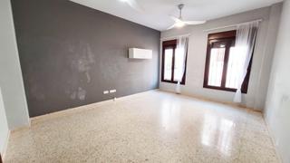 Pis a Fernán - Núñez. Luminoso piso de 3 dormitorios con patio privado en zona céntric