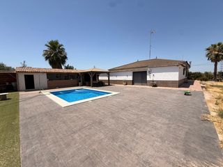 Chalet in Carlota (La). Vivienda rústica con piscina y zona de ocio en los algarbes la c