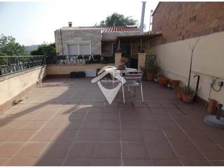 Maison  Travessera. Casa cantonera con garaje y local en el centro de sant quirze de