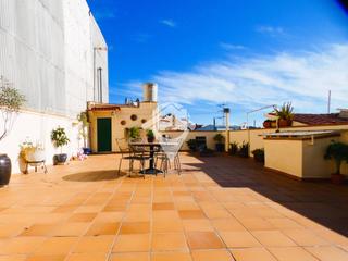 Casa a Centre. Fantastica y gran casa en venta con gran garaje, terraza y patio