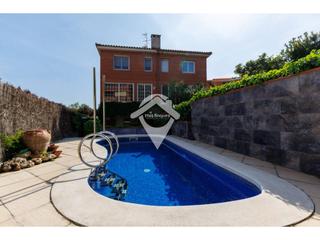 Casa  Onze de setembre. Exclusiva casa cantonera en venta en el centro de sant quirze de