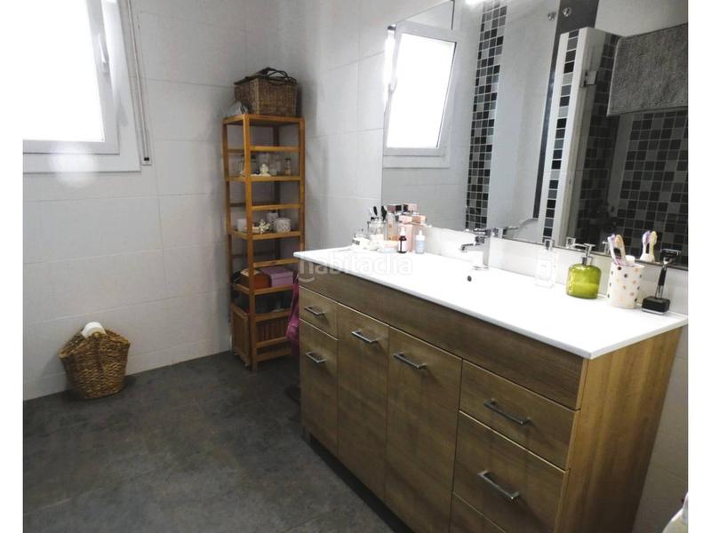 Foto 0156b750-06e1-48e5-842b-7b9a2a8e66c6. Casa amb calefacció aparcament piscina a Centre Sant Quirze del Vallès