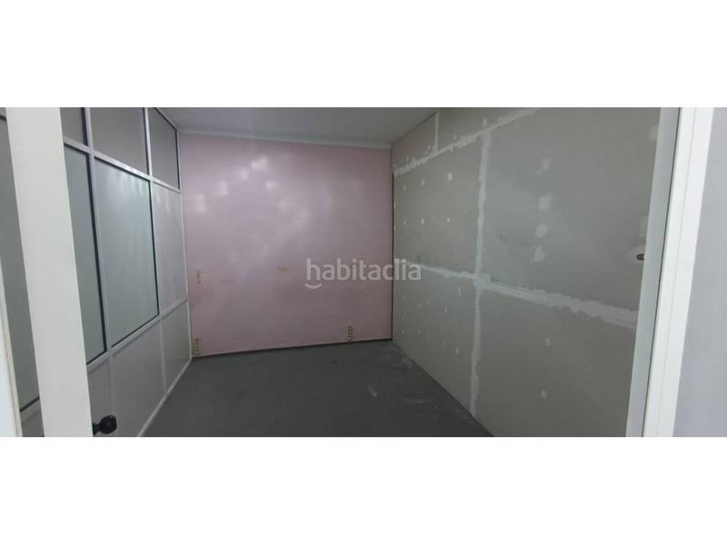 Foto b6d8cae0-bdbd-4cbd-91e3-75fab2bdd802. Local comercial local diafano posibilidad de cambio de uso!! en Sabadell