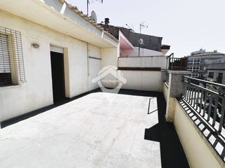 Casa  Calle solsona. Fantastica casa con dos viviendas independientes y gran garaje e