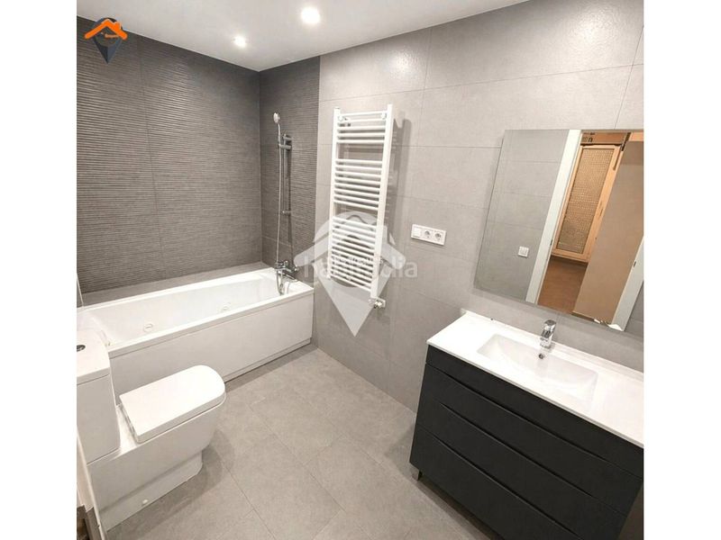 Foto 7d8fb2b3-ef1c-4eb9-9fbf-f8a70faebd76. Pis amb calefacció aparcament a Eixample Sabadell