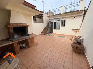 House  Calle pineda. Fantastica casa en zona tranquila con garaje de 140m2, terraza 5