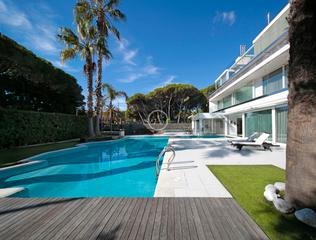 Maison à La Pineda. Lujosa villa de 900 m2 ubicada en la mejor zona de la playa de c