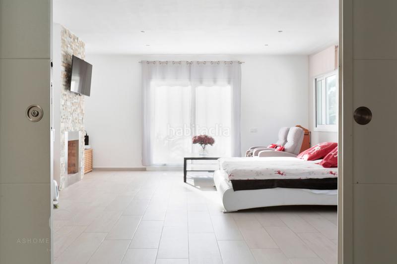 Foto cd4c329f-2598-42c9-bef3-4a920cfce7cc. Casa con camino piscina in Bellamar Castelldefels