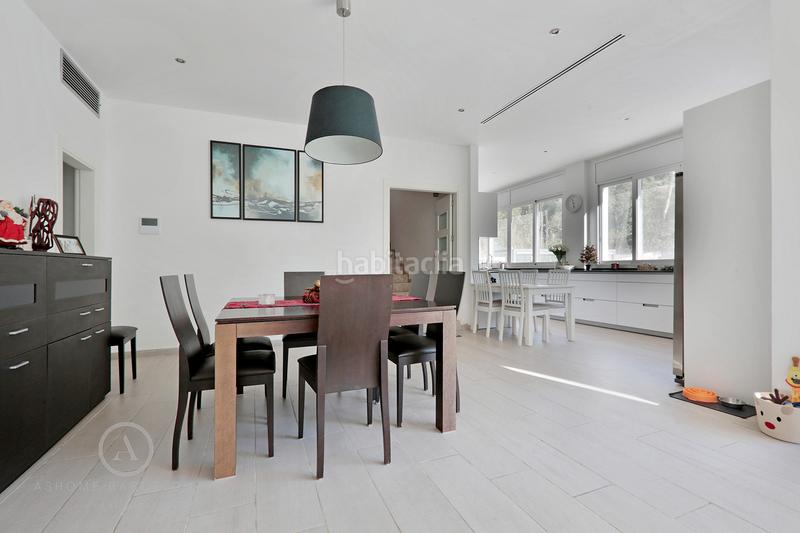 Foto fb02f2b8-a8a8-4cc3-983b-8e0445f5c441. Casa con camino piscina in Bellamar Castelldefels
