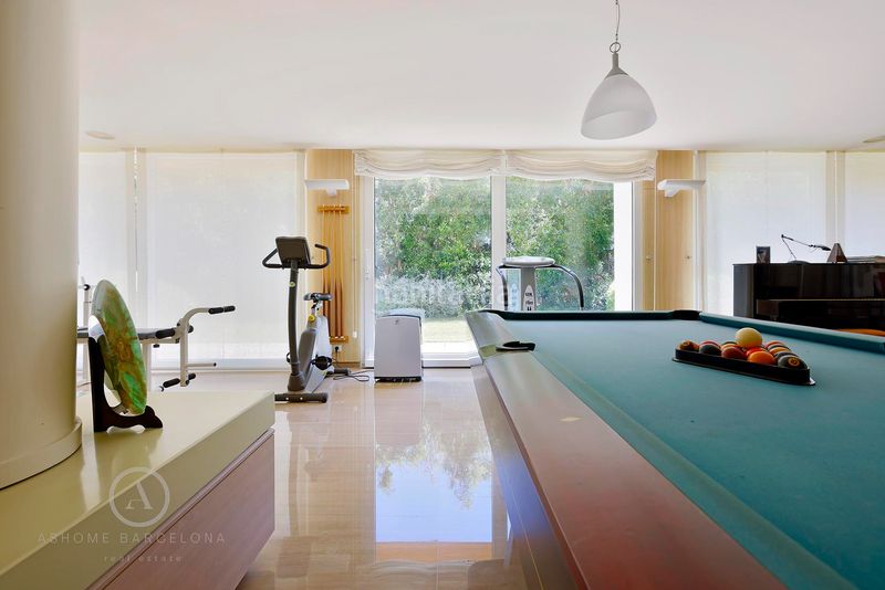 Foto 458a0858-5844-4ce7-b768-77d2f75db755. Casa amb xemeneia calefacció aparcament piscina a Castelldefels