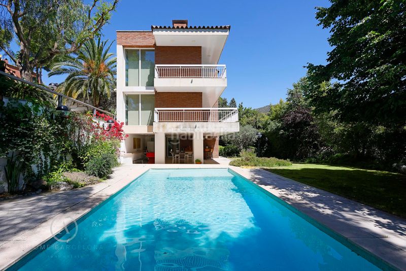 Foto 45db803a-0d60-4cc9-b252-49ddc051e898. Casa amb xemeneia calefacció aparcament piscina a Castelldefels