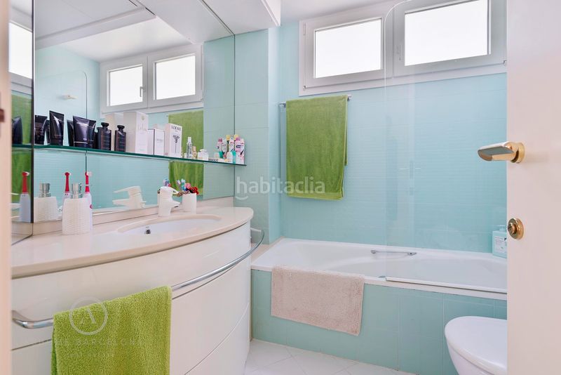 Foto 486c5840-3f2c-4e39-924d-b56a1b3e2b37. Casa amb xemeneia calefacció aparcament piscina a Castelldefels