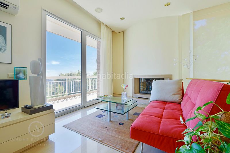 Foto aad58d86-5d07-43f4-8c15-37fa95162546. Casa amb xemeneia calefacció aparcament piscina a Castelldefels