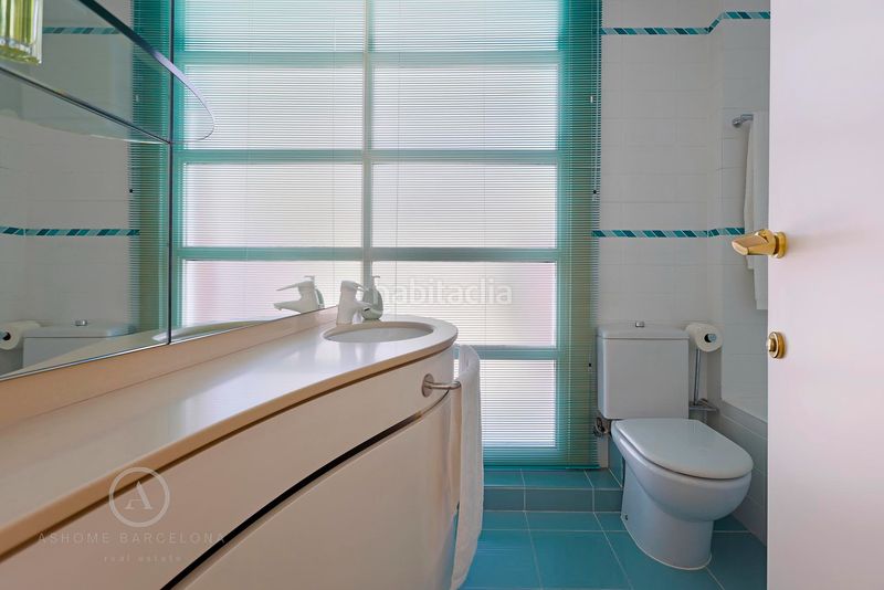 Foto b7ad956a-8ae3-485a-81f0-3b789c9781a4. Casa amb xemeneia calefacció aparcament piscina a Castelldefels