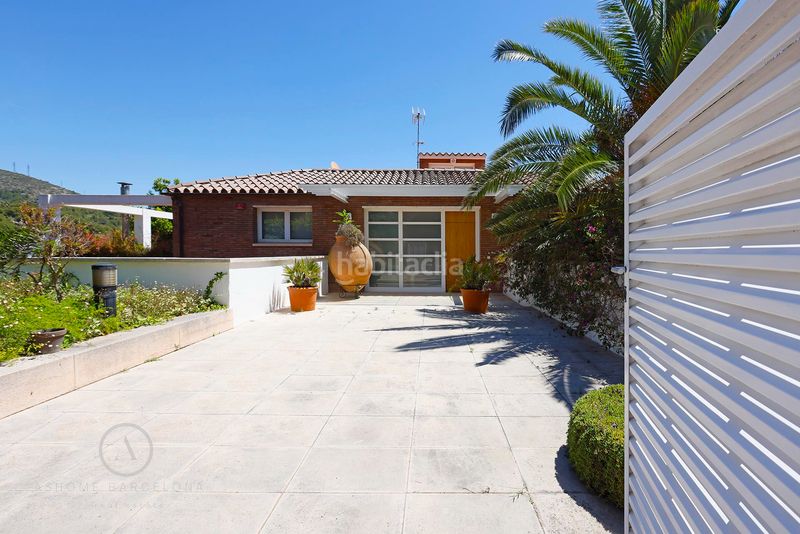 Foto d8cfe2ad-138c-4f71-92c0-16bb9e3daa7b. Casa amb xemeneia calefacció aparcament piscina a Castelldefels