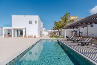 Chalet in Torviscas Centro y Alto. Espectacular villa independiente de 5 dormitorios con terraza vi