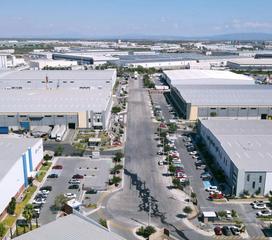 Nau industrial a El Chorrillo. Se vende nave  industrial con taller de mecánica completo y cart