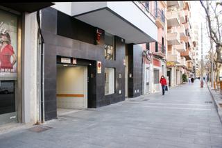 Aparcament cotxe a Calle 31 desembre 42. Aparcamiento en calle 31 de diciembre, palma