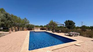 Masia a Llucmajor Interior. Finca rústica con piscina privada en llucmajor lujo y naturaleza