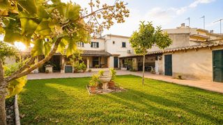 Casa en Son Sardina. Se vende casa tradicional mallorquina con jardín y porche en son