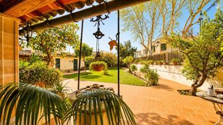 Casa a Son Sardina. Se vende casa tradicional mallorquina con jardín y porche en son