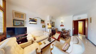 Flat  Carrer jeroni antich. Amplio piso de 4 habitaciones en plaza patines  buena orientació