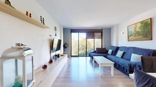 Piso  Carrer dels cambrils. Luminoso piso de 3 dormitorios con balcón, parking y trastero en