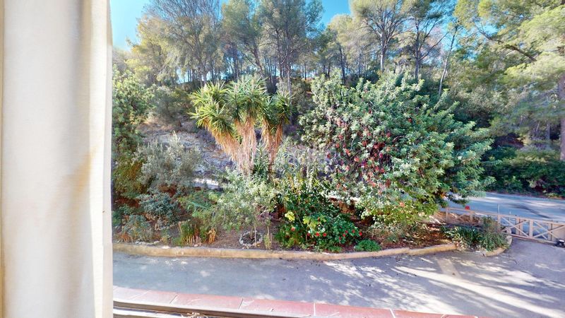 Foto fb887ac5-f673-4dad-9a7a-c352bc91721c. Piso acogedor piso con terraza en planta de 136m2, parking y vistas al bosque a 30 metros de la playa de Peguera, en Calvià