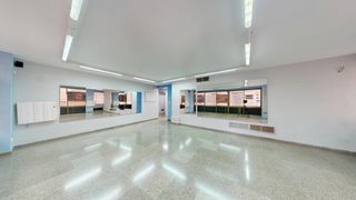Miete Geschäftsraum in Carrer de la reina esclarmunda 9. Amplio espacio profesional con múltiples despachos y gran visibi