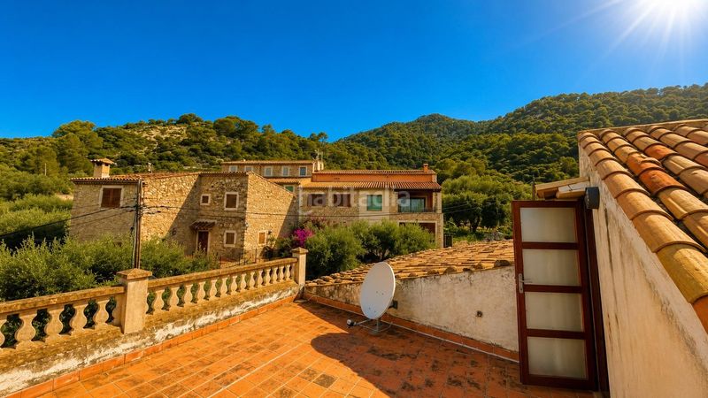 Foto fb7059cb-7b93-42e3-bd46-f2f989fd83b0. Casa amb piscina a Selva