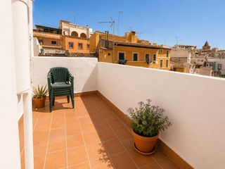 Penthouse  Calle oms. Auténtico ático con encanto histórico y terraza privada