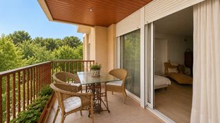 Pis  Calle de les germanetes. Exclusiva vivienda amplia y luminosa con terraza y parking