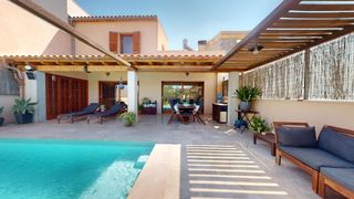 Casa adosada en Vilafranca de Bonany. Exclusiva vivienda con piscina, placas solares y lista para entr