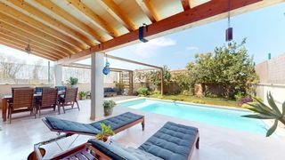 Casa a schiera in Vilafranca de Bonany. Exclusiva vivienda con piscina, placas solares y lista para entr